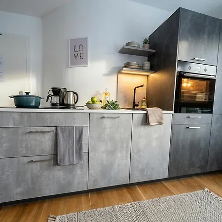 Central Innsbruck Apartment Апартаменти *